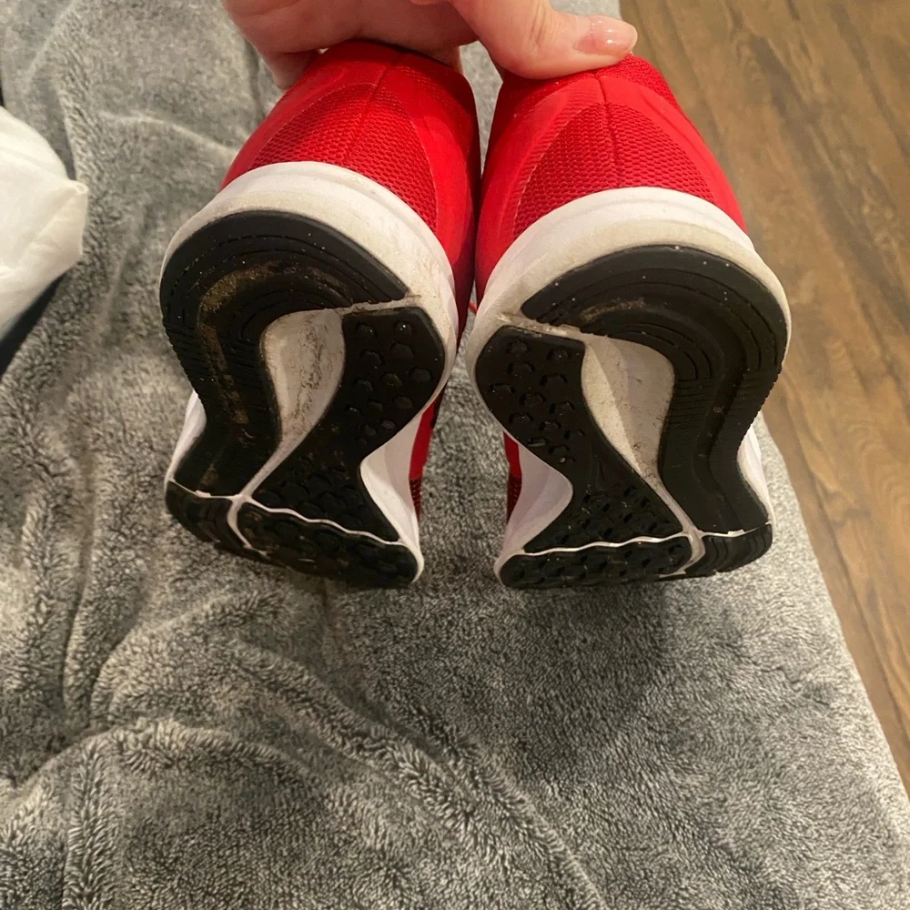 BARELY USED NIKES - Picture 4 of 5